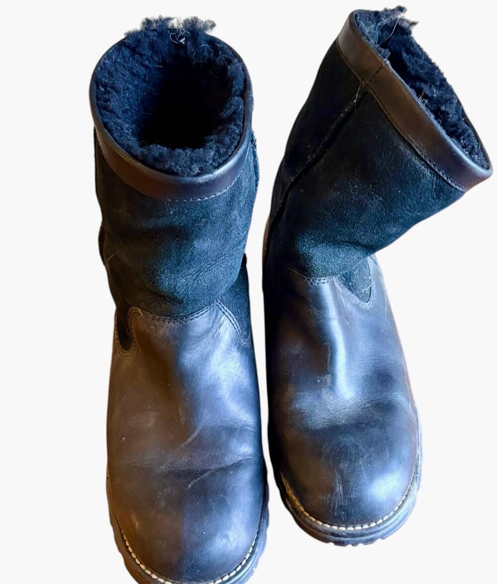 Men’s black UGG boots size 10. Great used condition